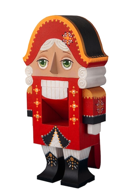 Soldat de jouet Casse-Noisette de Noël en figure traditionnelle rouge isolé sur fond blanc.