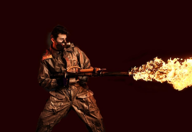 Photo soldat avec lance-flammes