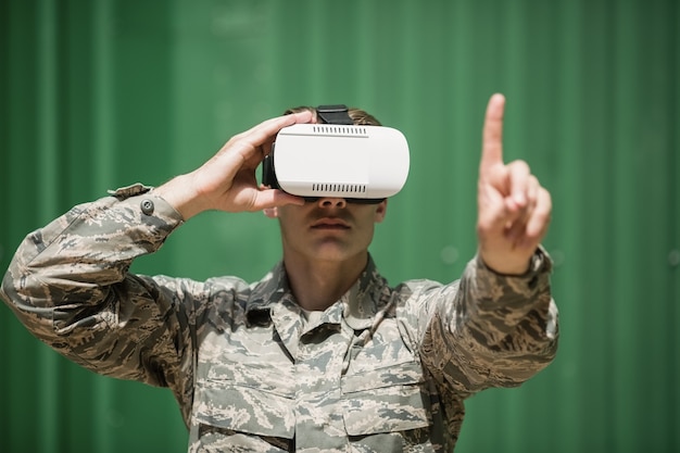 Photo soldat militaire à l'aide d'un casque de réalité virtuelle dans le camp d'entraînement