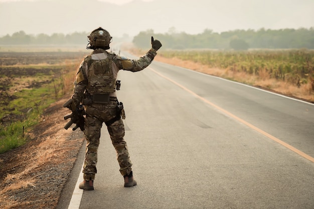 Soldat avec mitrailleuse patrouillant