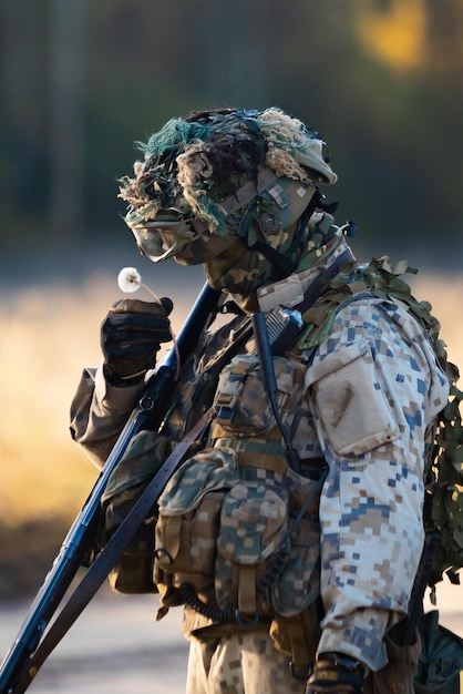 Un soldat avec un pissenlit dans ses mains Concept de guerre de l'armée