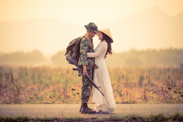Soldat, porter, uniforme, et, mariée, étreindre