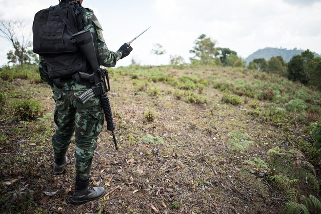 Soldat prêt son arme