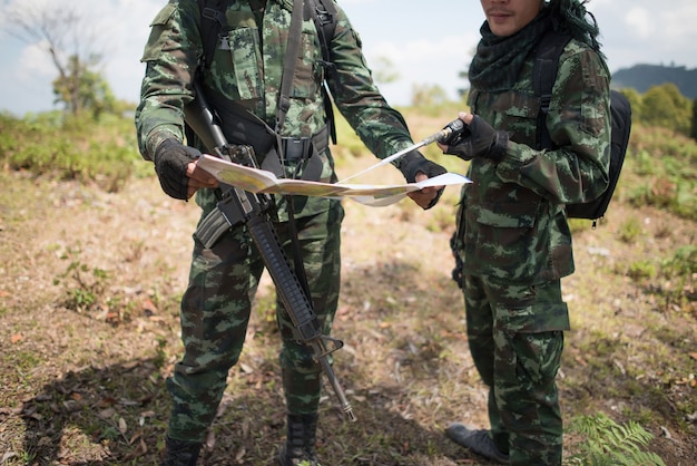 Soldat prêt son arme