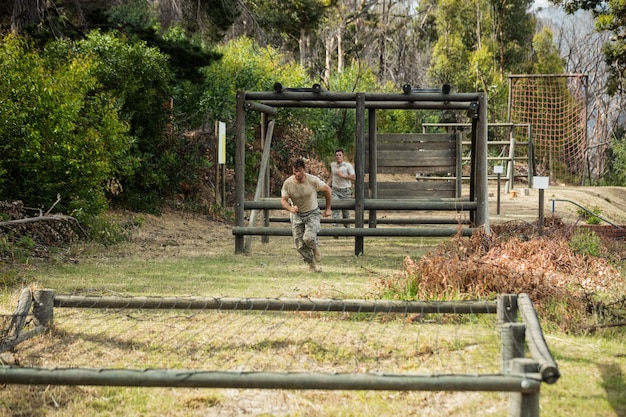 Soldat qui traverse une course d'obstacles