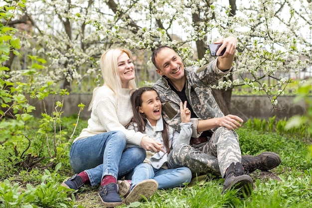 Soldat réuni avec sa famille dans le parc.