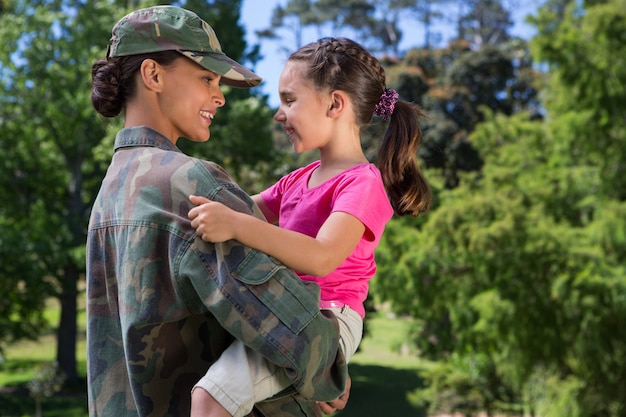 Un soldat réuni avec sa fille par une journée ensoleillée