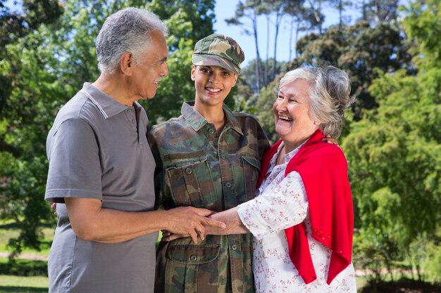 Soldat réuni avec ses parents