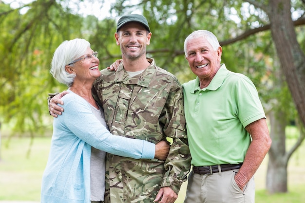 Soldat réuni avec ses parents