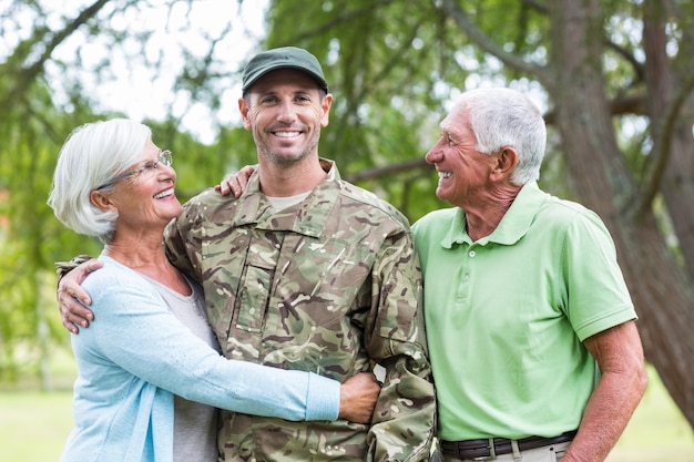 Soldat réuni avec ses parents