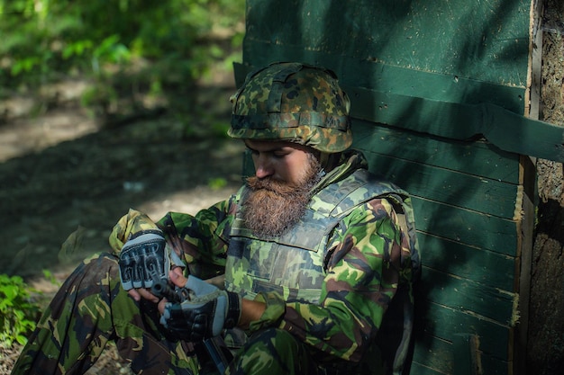 Le soldat se repose près de la porte verte