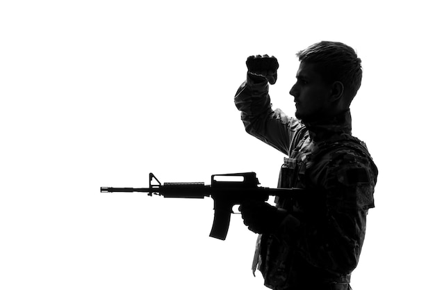 Photo soldat silhouette armée dur beau soldat fort sérieux en uniforme servant