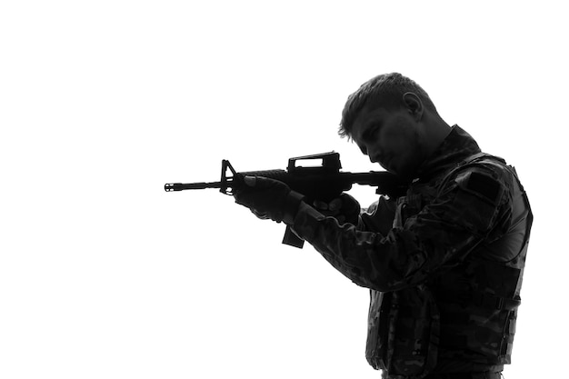 Soldat silhouette armée dur beau soldat fort sérieux en uniforme avec tir à l'arme à feu