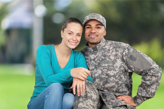 Soldat souriant avec sa femme debout sur fond