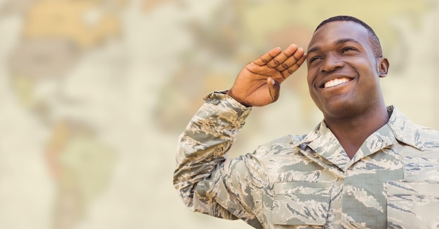 Soldat souriant et saluant contre une carte jaunâtre floue