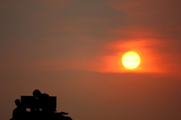 Soldat stand by militaly mitrailleuse avec coucher de soleil beauté ciel abstrait nature fond