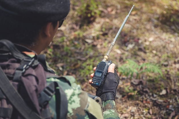Photo soldat avec talkie-walkie noir