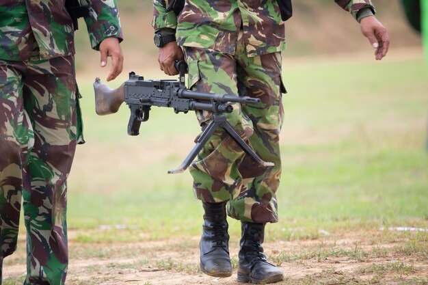 Soldat tenant une arme à feu.