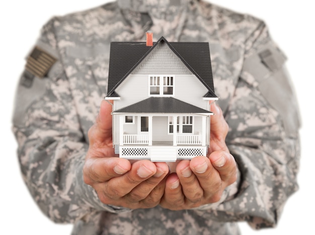 Soldat tenant un modèle de maison