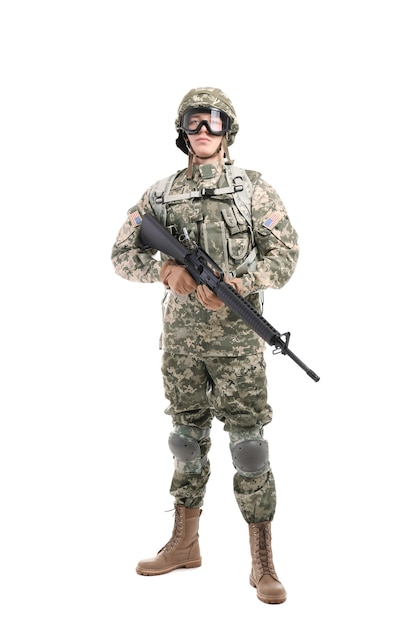 Soldat en tenue de camouflage fusil sur fond blanc