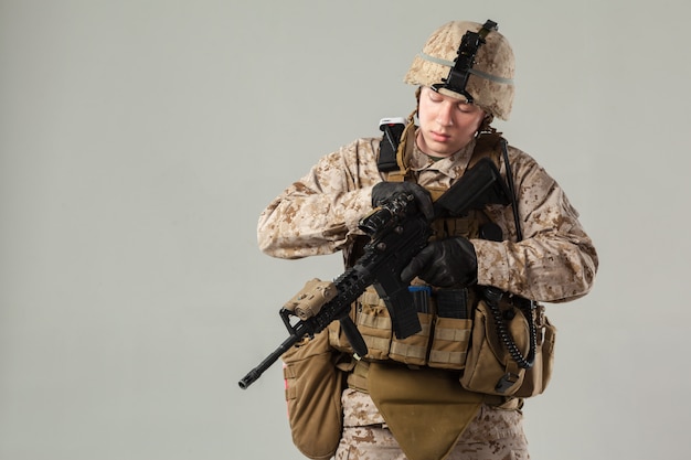 Soldat en tenue de camouflage fusil