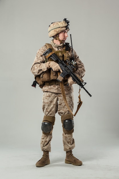 Soldat en tenue de camouflage fusil
