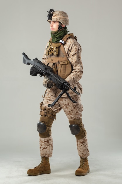 Soldat en tenue de camouflage fusil