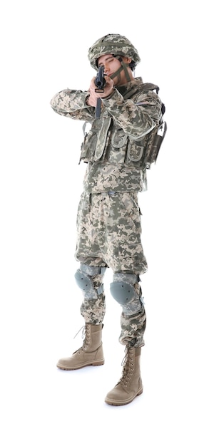 Soldat en tenue de camouflage visant isolé sur blanc