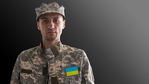 Soldat ukrainien Ukrainien dans l'armée Drapeau ukrainien sur l'uniforme militaire Troupes d'Ukraine