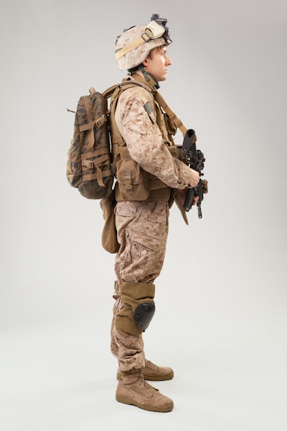Soldat en uniforme de marine américain avec fusil