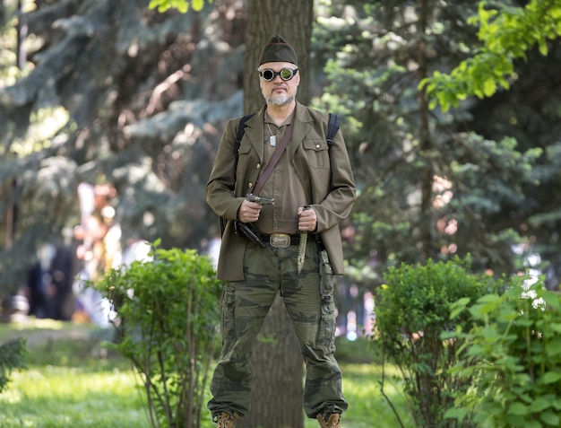 soldat vétéran en uniforme dans la forêt