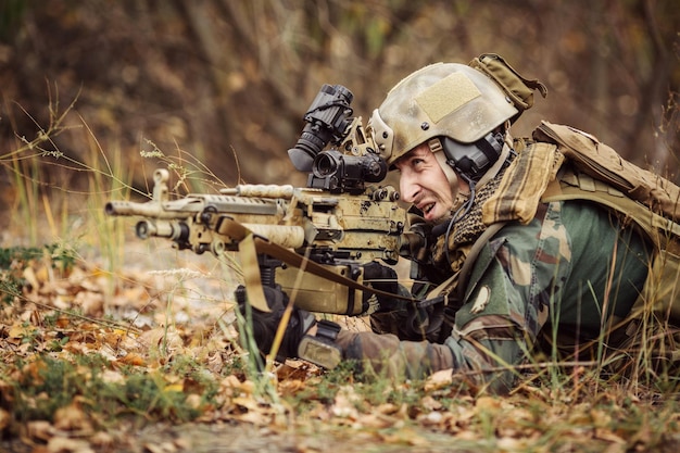 Le soldat vise une cible d'armes