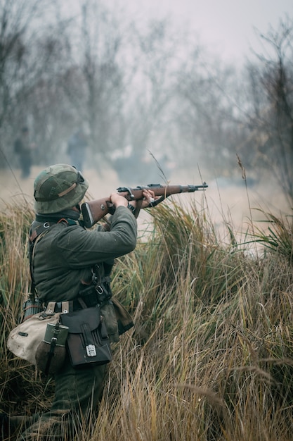 Soldat de la Wehrmacht tire avec un fusil