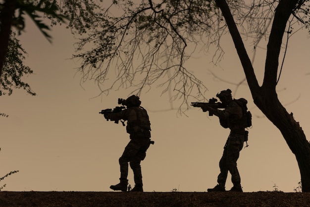 Soldats d'action silhouette