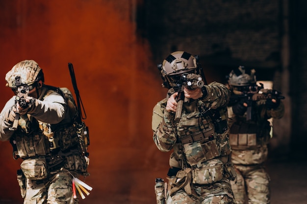 Photo les soldats de l'armée combattent avec des armes et défendent leur pays