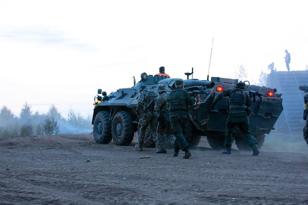 Des soldats de l'armée pendant l'opération militaire. concept de guerre, armée, technologie et personnes