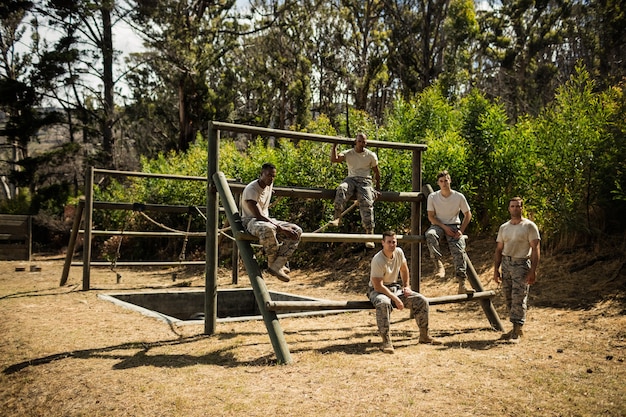 Soldats assis sur le parcours du combattant en bootcamp