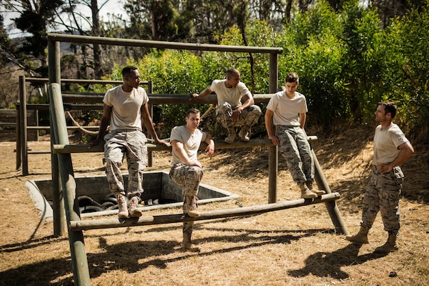 Soldats assis sur le parcours du combattant