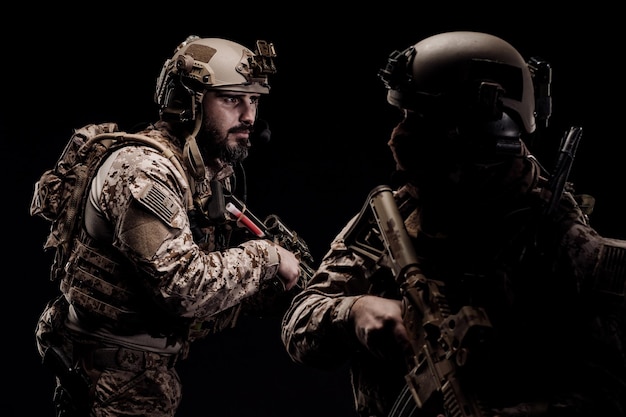 Soldats ou entrepreneurs militaires privés tenant un fusil Image sur fond noir technologie d'armes de l'armée de guerre et concept de personnes