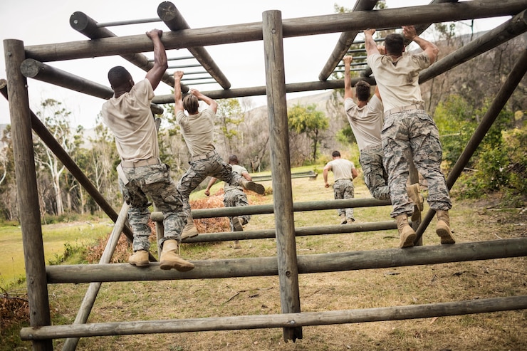 Photo soldats escalade des barres de singe