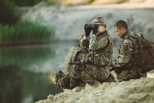 Des soldats des forces spéciales avec arme participent à la technologie de l'armée de guerre de manœuvre militaire et au concept de personnes