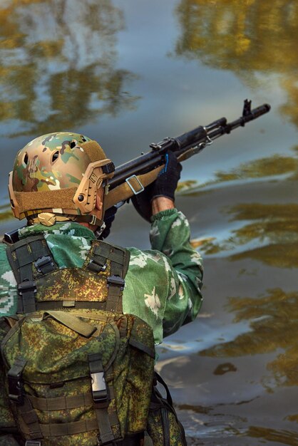 Photo des soldats des forces spéciales avec des armes participent à des manœuvres militaires, à la guerre, à la technologie de l'armée et aux gens.