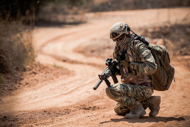 Soldats des forces spéciales en guerre dans le désertThaïlandaisSoldat de l'armée Patrouillait sur la ligne de frontAppelant des renforts