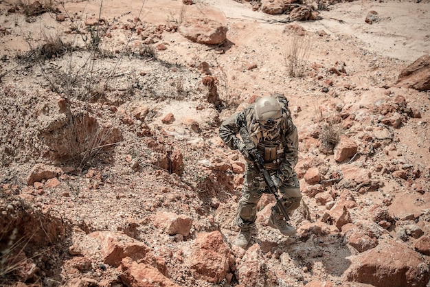 Soldats des forces spéciales sur les guerres dans le désertThaïlandaisSoldat de l'armée Patrouillaient sur la ligne de front