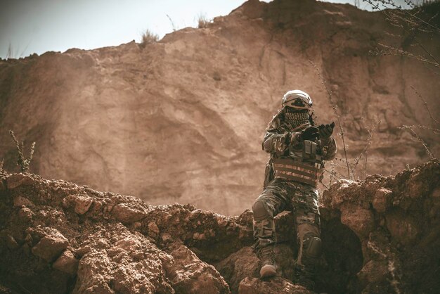 Soldats des forces spéciales sur les guerres dans le désertThaïlandaisSoldat de l'armée Patrouillaient sur la ligne de front