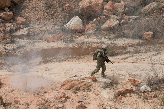 Soldats des forces spéciales sur les guerres dans le désertThaïlandeSoldat de l'armée Patrouille à pied