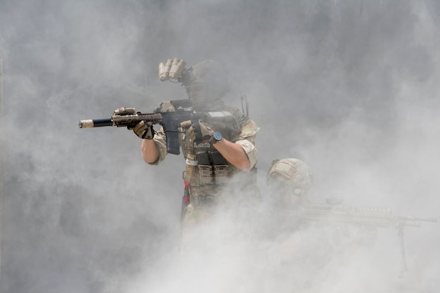 Soldats avec de la fumée sur un fond d&#39;écran