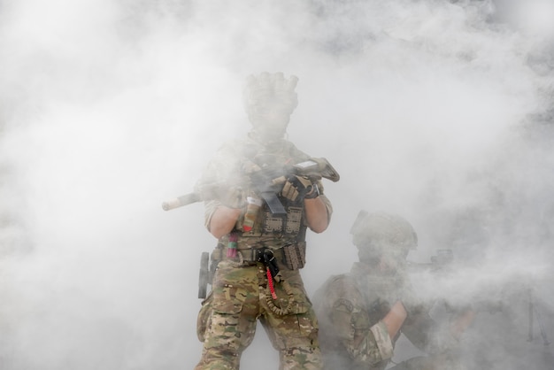 Soldats avec de la fumée sur un fond d&#39;écran