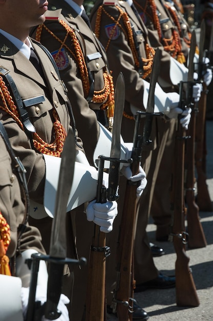 Photo des soldats avec un fusil et une baïonnette lors d'un défilé militaire