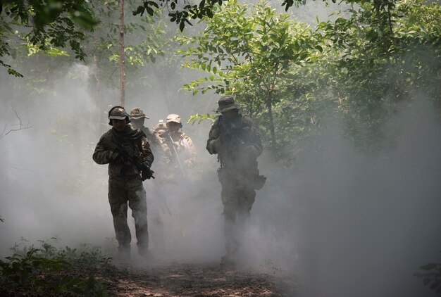 Soldats de groupe en arrière-plan ou papier peint.